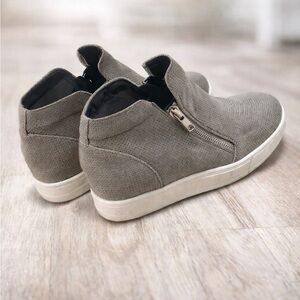 Cushionaire Women’s 7.5 Hidden Wedge Sneaker Slip-On Side Zip Comfort Platform